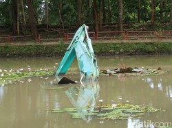 Ekskavator Penghuni Danau Kebun Buah Mangunan Bantul