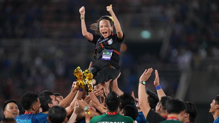 Euforia Thailand Juara Piala AFF 2022 Soccer Football - Mitsubishi Electric Cup - Final - Second Leg - Thailand v Vietnam - Thammasat Stadium, Pathum Thani, Thailand - January 16, 2023 Thailand team manager Nualphan Lamsam is thrown into the air by players to celebrate after winning the Mitsubishi Electric Cup REUTERS/Athit Perawongmetha