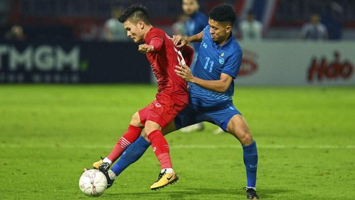 Euforia Thailand Juara Piala AFF 2022 Vietnam's Nguyen Quang Hai, left, fights for the ball against Thailand's Bordin Phala during their second leg of the ASEAN Football Federation (AFF) Cup final soccer match between Thailand and Vietnam at the Thammasat University stadium in Pathumthani province, Thailand, Monday, Jan. 16, 2023. (AP Photo/Kittinun Rodsupan)