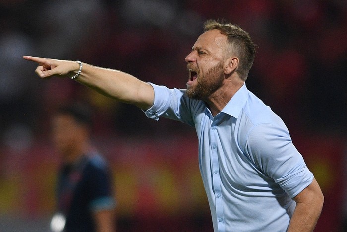Soccer Football - Mitsubishi Electric Cup - Final - Second Leg - Thailand v Vietnam - Thammasat Stadium, Pathum Thani, Thailand - January 16, 2023 Thailand coach Alexandre Polking reacts REUTERS/Chalinee Thirasupa