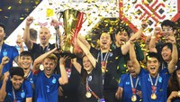 Keberhasilan Thailand mempertahankan gelar Piala AFF, menjadi pelajaran bahwa kedalaman skuad yang mumpuni dapat dihasilkan dari kompetisi yang bagus dan teratur. Top skor mereka, Teerasil bahkan tak main di dua partai final namun tetap menjadi juara. AP/Kittinun Rodsupan  