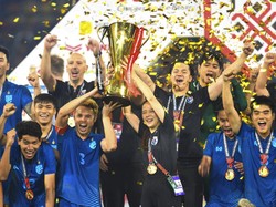 Keberhasilan Thailand mempertahankan gelar Piala AFF, menjadi pelajaran bahwa kedalaman skuad yang mumpuni dapat dihasilkan dari kompetisi yang bagus dan teratur. Top skor mereka, Teerasil bahkan tak main di dua partai final namun tetap menjadi juara. AP/Kittinun Rodsupan  