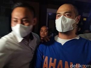 Keluarga Ungkap Penyakit Ferry Irawan Distonia hingga Sebabkan Tremor Keluarga Ungkap Penyakit Ferry Irawan Distonia hingga Sebabkan Tremor