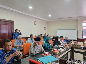 Wakil DPRD Surabaya Emosi Saat Hearing Soal Penyegelan SD/MI Cokroaminoto Wakil DPRD Surabaya Emosi Saat Hearing Soal Penyegelan SD/MI Cokroaminoto