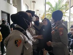 Aksi Wanita Fans Berat Sambo: Beri Hadiah hingga Ingin Peluk Aksi Wanita Fans Berat Sambo: Beri Hadiah hingga Ingin Peluk