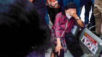 Ibu Ini Menangis Usai Ferdy Sambo Dituntut Seumur Hidup
