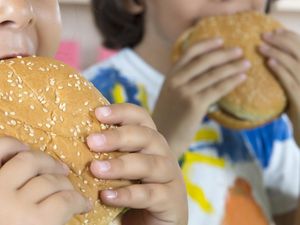 Anak Bebas Jajan Sembarangan Bikin Usus Kebal Penyakit? Begini Faktanya Anak Bebas Jajan Sembarangan Bikin Usus Kebal Penyakit? Begini Faktanya