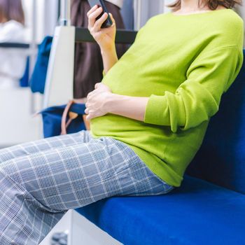 ilustrasi ibu hamil prioritas di KRL