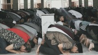 Salat Pakai Baju Bergambar Hukumnya Makruh, Ini Dalilnya