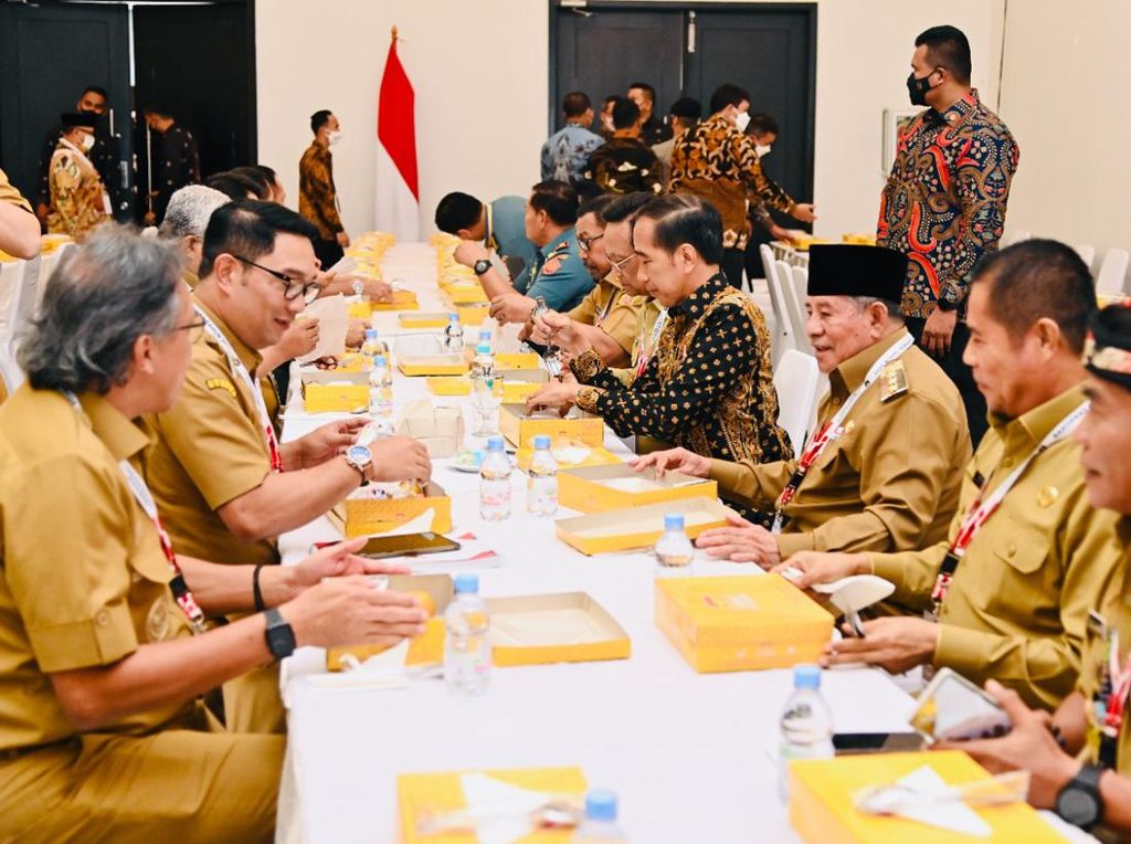 Jokowi Makan Nasi Kotak Bareng Gubernur, Semeja dengan RK hingga Sultan HB X