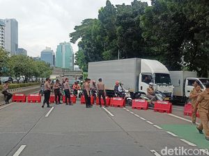 Kades Demo Depan DPR, Lalin di Jalan Gatot Subroto Dialihkan
