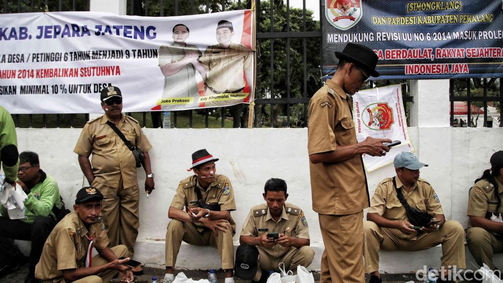 Kades Demo di DPR Tuntut Pemerintah Revisi UU Desa Kades Demo di DPR Tuntut Pemerintah Revisi UU Desa