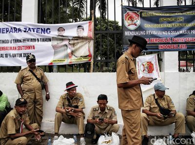 Kades Demo di DPR Tuntut Pemerintah Revisi UU Desa