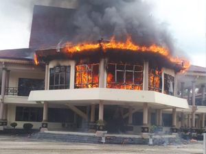 Kantor DPRD Indragiri Terbakar, Api Berkobar di Gedung Utama Kantor DPRD Indragiri Terbakar, Api Berkobar di Gedung Utama