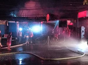 3 Toko-5 Kamar Kos di Denpasar Terbakar, Pedagang Sate Pontang-panting 3 Toko-5 Kamar Kos di Denpasar Terbakar, Pedagang Sate Pontang-panting