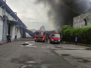 Kebakaran Pabrik di Tangerang, 7 Mobil Damkar Diterjunkan Kebakaran Pabrik di Tangerang, 7 Mobil Damkar Diterjunkan