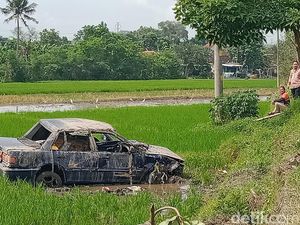 Sopir Ngantuk, Mobil Sedan Terjun ke Sawah di Klaten