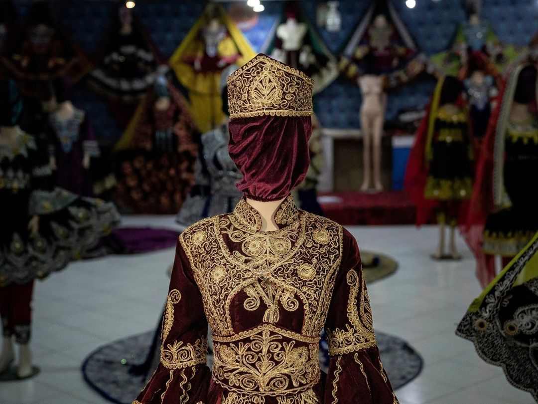 Kepala manekin di toko pakaian perempuan di Kabul, ibu kota Afghanistan, dibungkus dengan kain atau kantong plastik hitam.