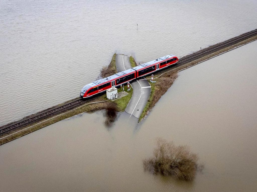 Kereta Jerman Sanggup Belah Banjir Lho