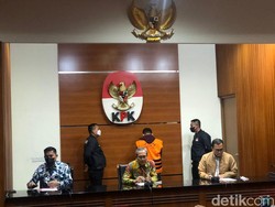 KPK Tahan Tersangka Kasus Korupsi Anoda Logam PT Antam Tahun 2017