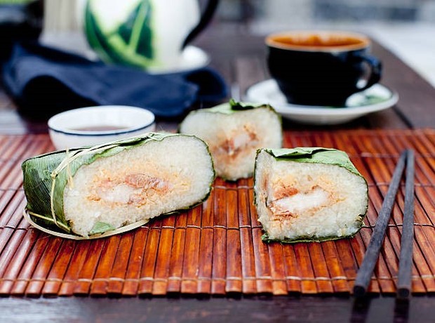Orang Vietnam membuat kue tradisional Bánh Chưng untuk merayakan Imlek
