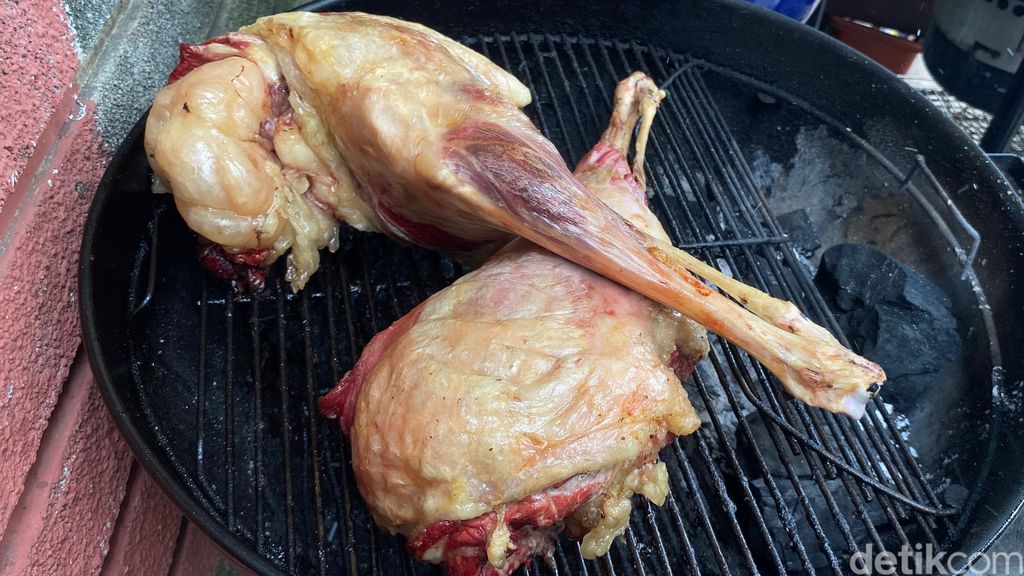 Kuliner kambing bakar viral di Bandung.