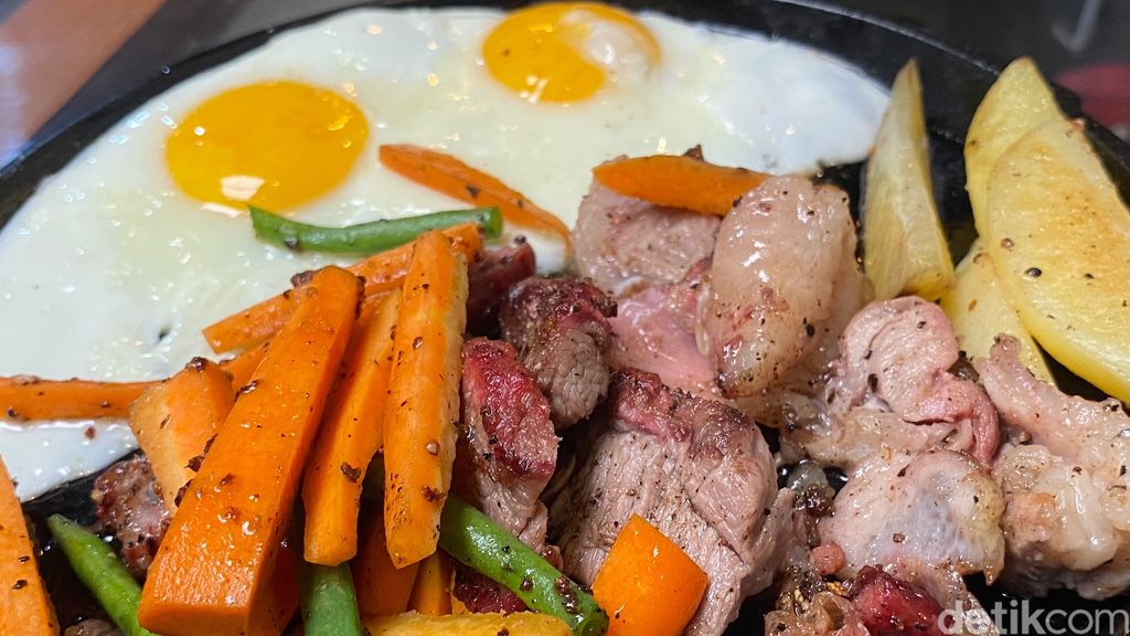 Kuliner kambing bakar viral di Bandung.