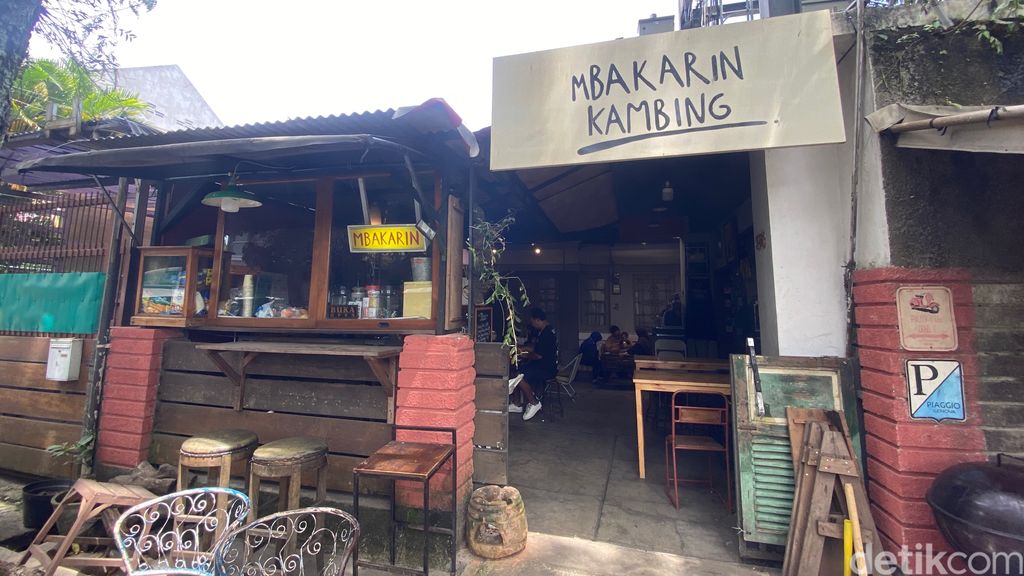 Kuliner kambing bakar viral di Bandung.
