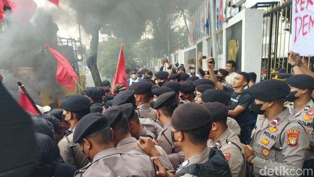 Mahasiswa Demo di Depan Kantor KPU