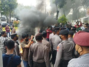 Mahasiswa Demo Bakar Ban Depan Kantor KPU, Sempat Dorong-dorong Polisi