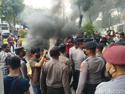 Mahasiswa Demo Bakar Ban Depan Kantor KPU, Sempat Dorong-dorong Polisi