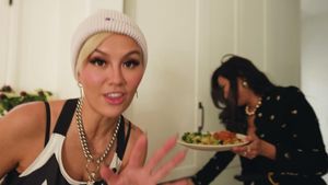 Makin Keren! Momen Agnez Mo Kulineran Bareng Keluarga dan Teman