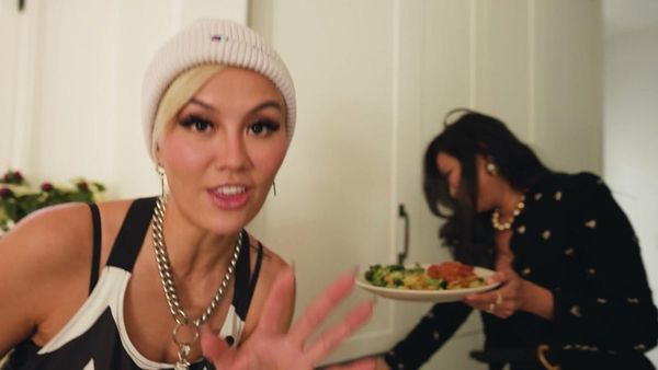 Makin Keren! Momen Agnez Mo Kulineran Bareng Keluarga dan Teman
