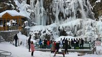 Menikmati Wisata Air Terjun Membeku di India