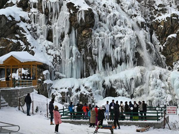 Menikmati Wisata Air Terjun Membeku di India