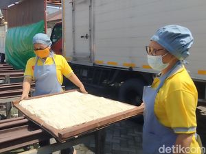 Produksi Mi Panjang Umur Tetap Konsisten Meski Sempat Dihantam Pandemi Produksi Mi Panjang Umur Tetap Konsisten Meski Sempat Dihantam Pandemi