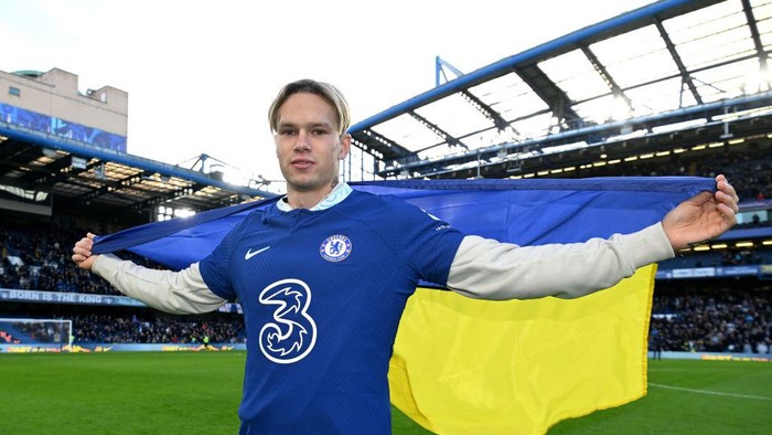LONDON, ENGLAND - JANUARY 15: New Chelsea FC signing, Mykhaylo Mudryk is introduced to the fans on the pitch at half time during the Premier League match between Chelsea FC and Crystal Palace at Stamford Bridge on January 15, 2023 in London, England. (Photo by Darren Walsh/Chelsea FC via Getty Images)