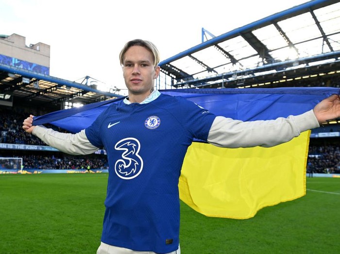 LONDON, ENGLAND - JANUARY 15: New Chelsea FC signing, Mykhaylo Mudryk is introduced to the fans on the pitch at half time during the Premier League match between Chelsea FC and Crystal Palace at Stamford Bridge on January 15, 2023 in London, England. (Photo by Darren Walsh/Chelsea FC via Getty Images)