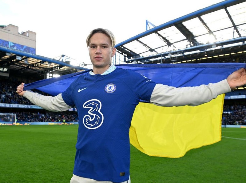 LONDON, ENGLAND - JANUARY 15: New Chelsea FC signing, Mykhaylo Mudryk is introduced to the fans on the pitch at half time during the Premier League match between Chelsea FC and Crystal Palace at Stamford Bridge on January 15, 2023 in London, England. (Photo by Darren Walsh/Chelsea FC via Getty Images)