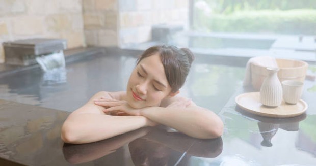 Orang Jepang hobi berendam di air panas/Foto: PonyWang/iStock Rahasia Kecantikan Kulit Orang Jepang