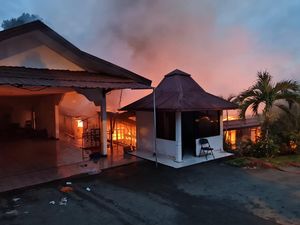 Rumah Kapolda Papua Terbakar, Api Muncul dari Kamar Irjen Mathius Fakhiri Rumah Kapolda Papua Terbakar, Api Muncul dari Kamar Irjen Mathius Fakhiri