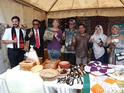 Saat Turis Kapal Pesiar Kepincut Produk Bikinan Siswa SMK di Sabang