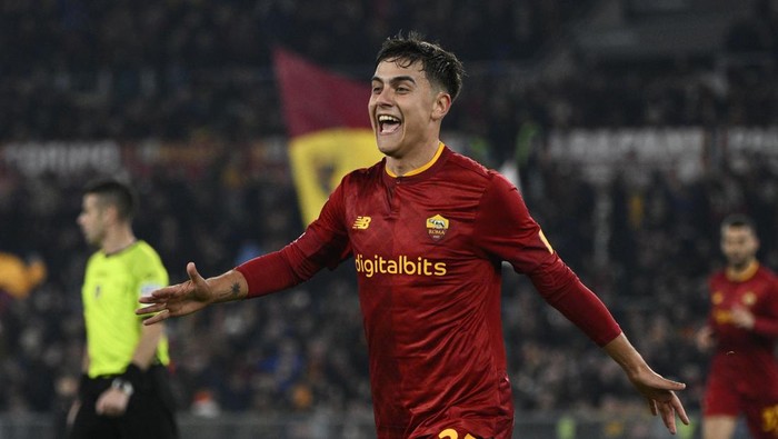Romas Paulo Dybala celebrates after scoring a second goal during the Italian Serie A soccer match between AS Roma and Fiorentina, at the Olympic Stadium, in Rome, Sunday, Jan. 15, 2023. (Fabrizio Corradetti/LaPresse via AP)