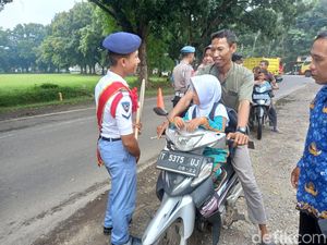 Melihat Aksi Pelajar di Subang Bikin Malu Pelanggar Lalu Lintas