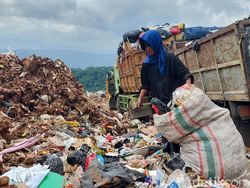 Cerita Pemulung Temukan Emas Putih di Tumpukan Sampah Sarimukti