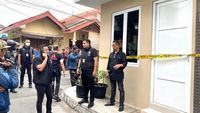 Potret Polisi Geledah Rumah Bandar Narkoba Kampung Bahari Alex Bonpis