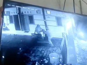 Terekam CCTV, 2 Pencuri Gotong Motor Milik Anak Kos di Medan