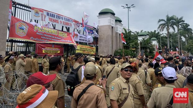 Ribuan kepala desa dari seluruh wilayah Indonesia menggelar aksi demonstrasi di depan kompleks Gedung DPR RI, Jakarta, Selasa (17/1)