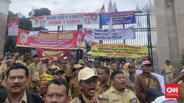 Ribuan kepala desa dari seluruh wilayah Indonesia menggelar aksi demonstrasi di depan kompleks Gedung DPR RI, Jakarta, Selasa (17/1)