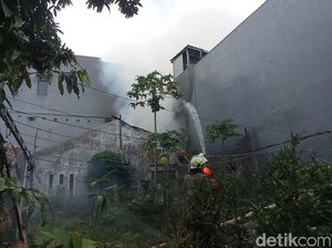 Warga Dengar Suara Ledakan Sebelum Rumah di Lengkong Kebakaran